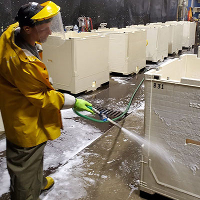 Sanitary rinsing of food grade IBC containers at Container Pros